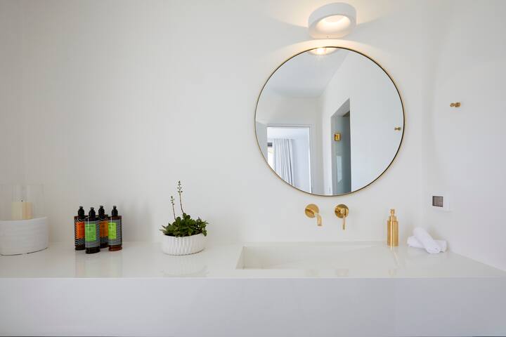 Kamini White 2 Bedroom gallery image 4