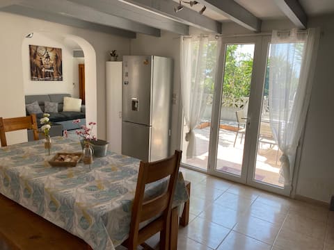 3 bedroom house, air conditioning, beach access