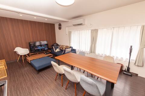 2nd floor (89 ㎡) 3LDK near the bustling street.Large living room and 3 bedrooms.Private bath/toilet/