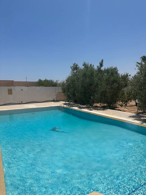 Villa with unoverlooked pool