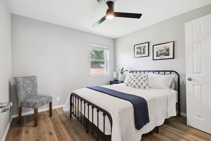 Chambre 3  avec lit Queen Size, chaise bleue. Penderie avec porte-bagages à l'intérieur. Touchez les lampes gratuites avec prises téléphoniques intégrées 