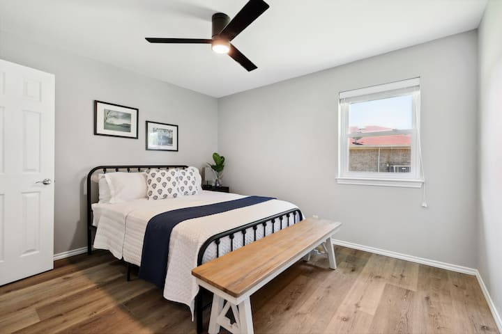 Chambre n °2 lits queen size avec banc - placard à l'italienne avec porte-bagages . Lampe tactile libre avec ports de charge USB 