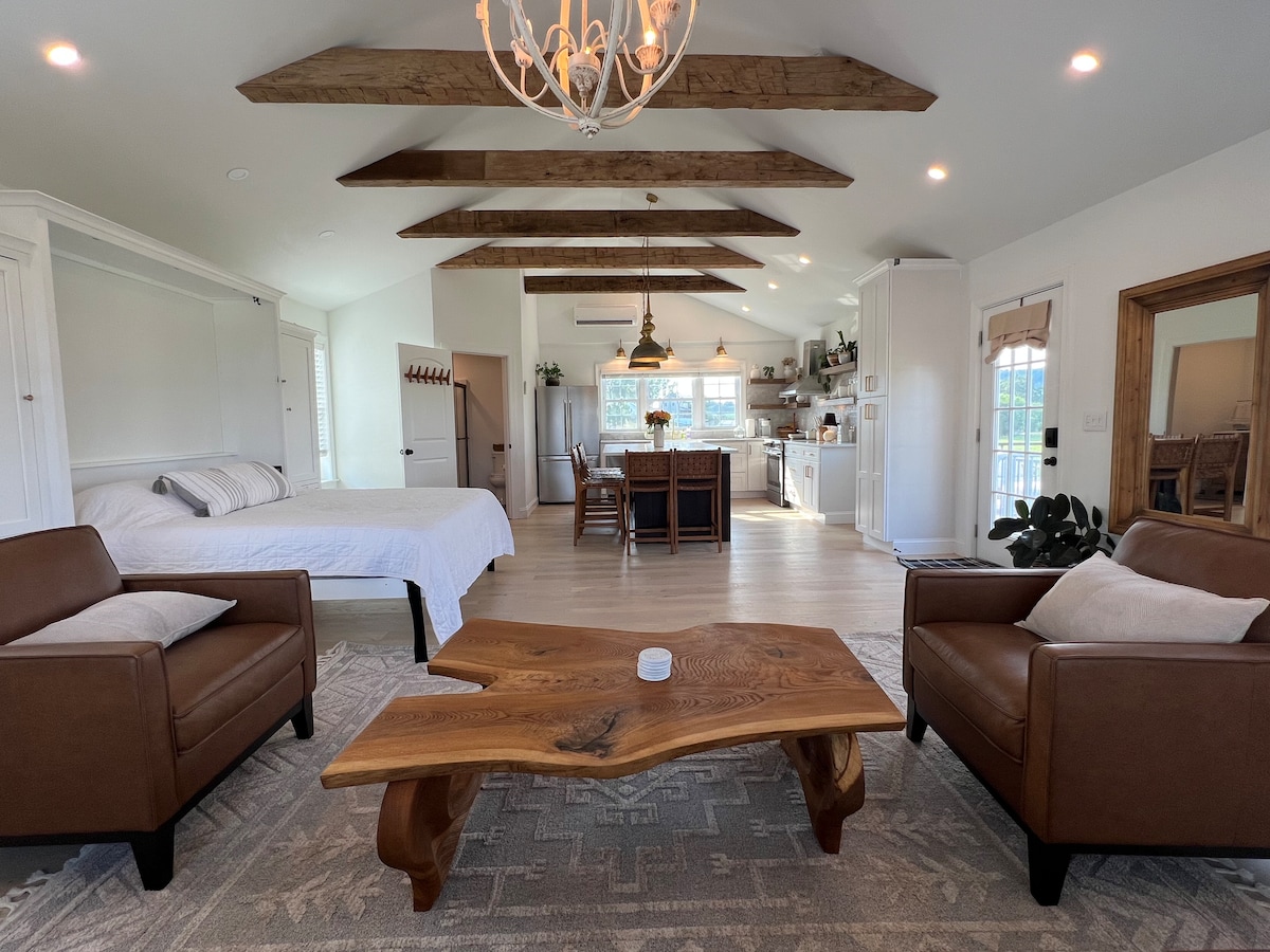 La zona principal. La cama Murphy se abre y cierra para una sensación más espaciosa, con facilidad se puede bajar para un cómodo descanso nocturno. La cama es de la mejor calidad, con sábanas transpirables para asegurarte de no perder ningún zzz mientras te quedas aquí.