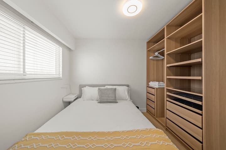 Втората спалня предлага комфорт и удобство, оборудвана със самостоятелна тоалетна и мивка. Уютно място за отдих, осигурява приятен и практичен престой.