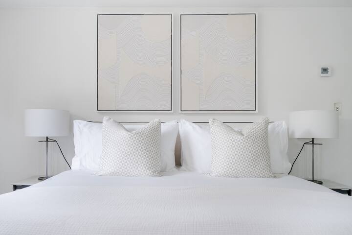 Stunning single level Mayfair 3 Bed flat with AC gallery image 3