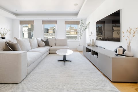 Top performing Airbnb: Stunning single level Mayfair 3 Bed flat with AC in City Of Westminster