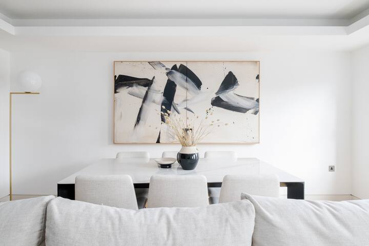 Stunning single level Mayfair 3 Bed flat with AC gallery image 4