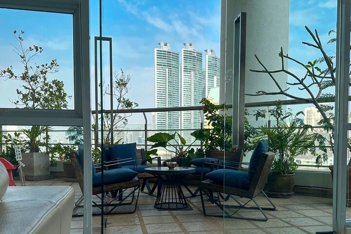 Luxurious high-rise pool-duplex gallery image 3