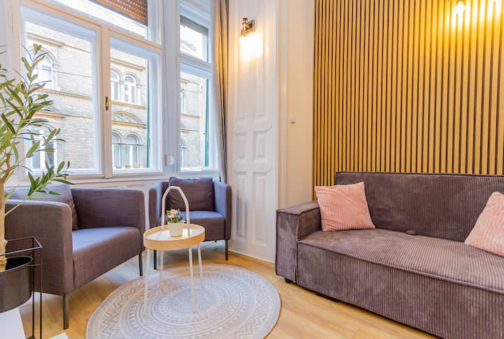 Budapest Soho White Central Studio A/c Netflix - Budapest