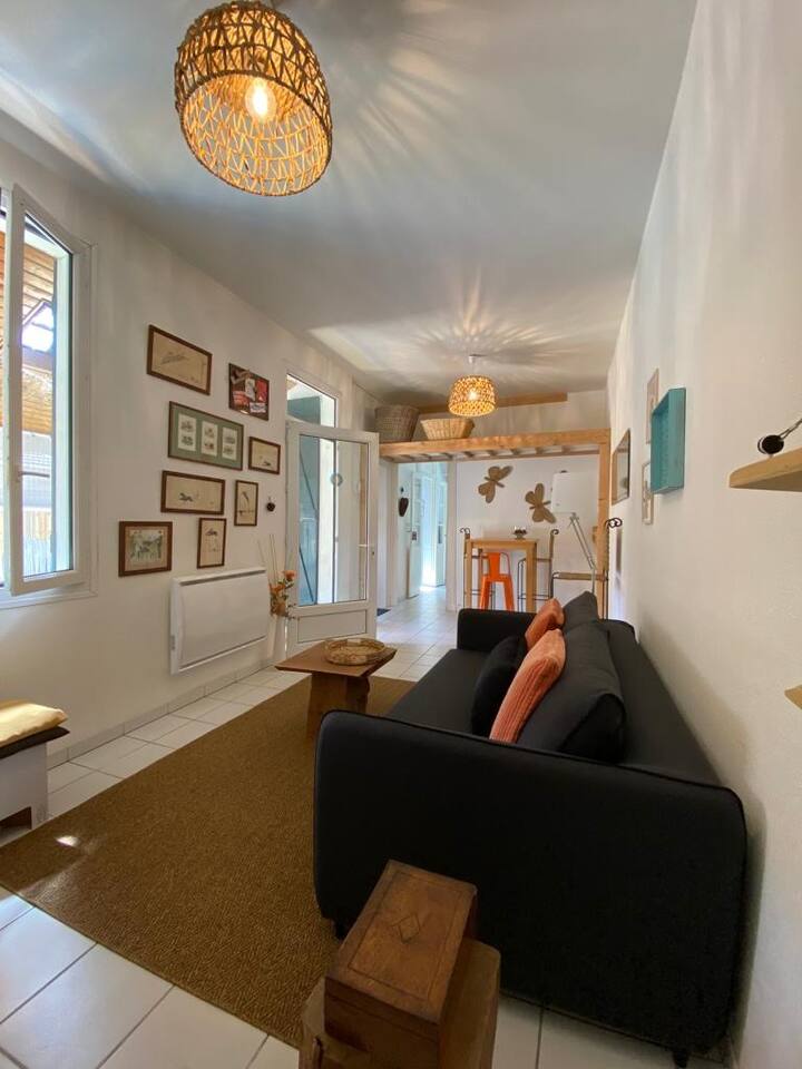 ห้องส่วนกลางพร้อมโซฟาเบด ประตูหลังเปิดไปยังห้องนอน
และประตูทางซ้ายมือเปิดออกสู่ระเบียงที่น่ารื่นรมย์มากมองเห็นสวน 