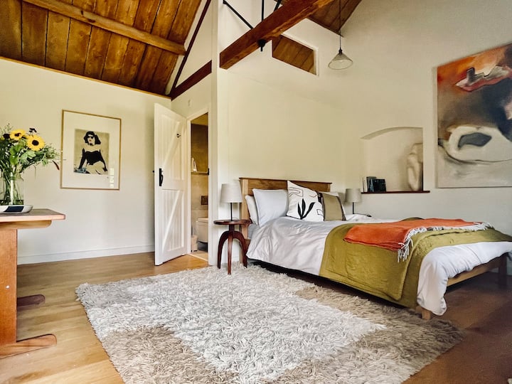 Spacious and airy bedroom with king-size bed 150 x 200cm. There is a desk if you prefer to work.