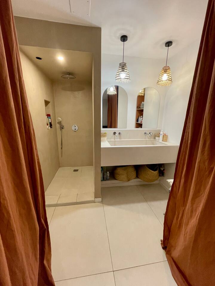 Vestidor y baño suite principal