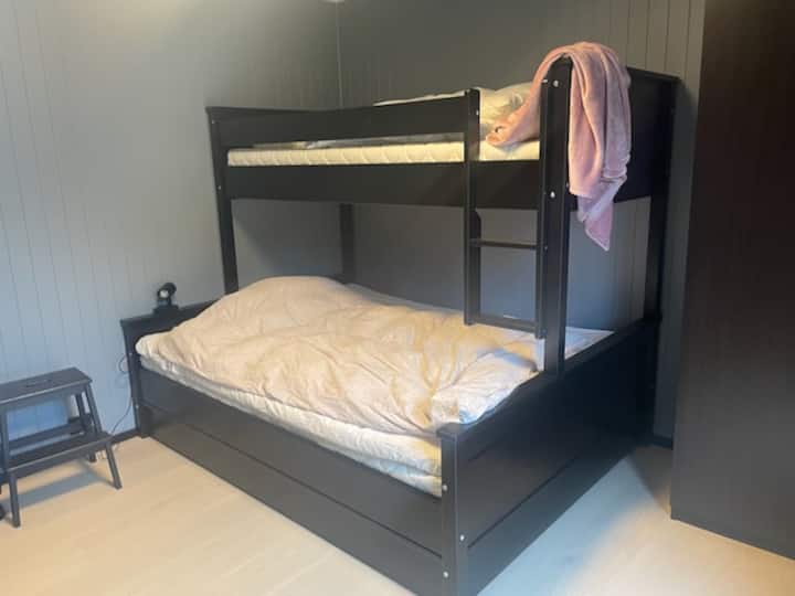 Chumba cha kulala 2, vitanda 3. Kitanda maradufu chenye upana wa sentimita 160. Godoro pana la sentimita 90 ghorofani.