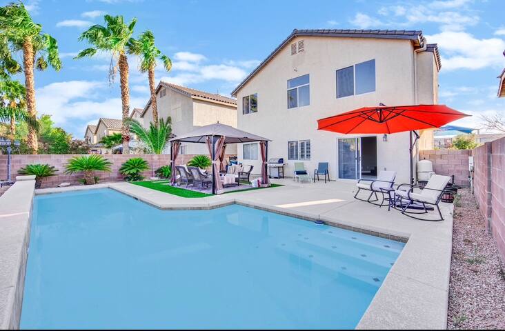 Stunning Home w Backyard Oasis gallery image 3