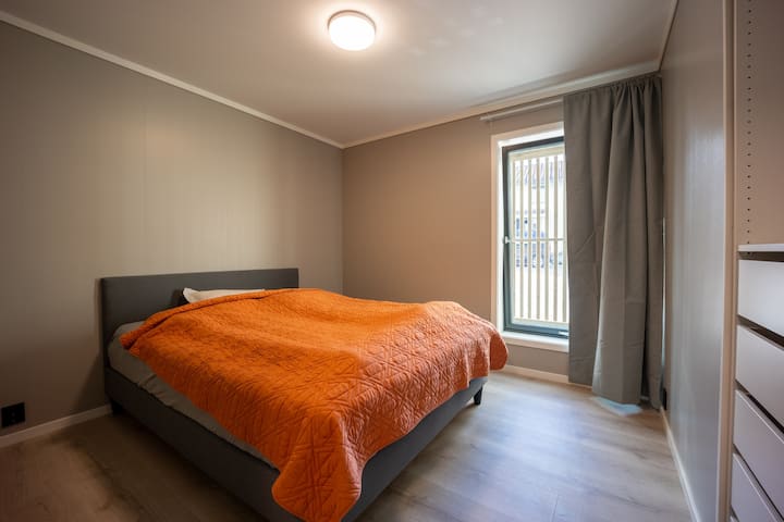 Კომფორტული 160*200 სმ საწოლი სქელი ზედა მატრასით.