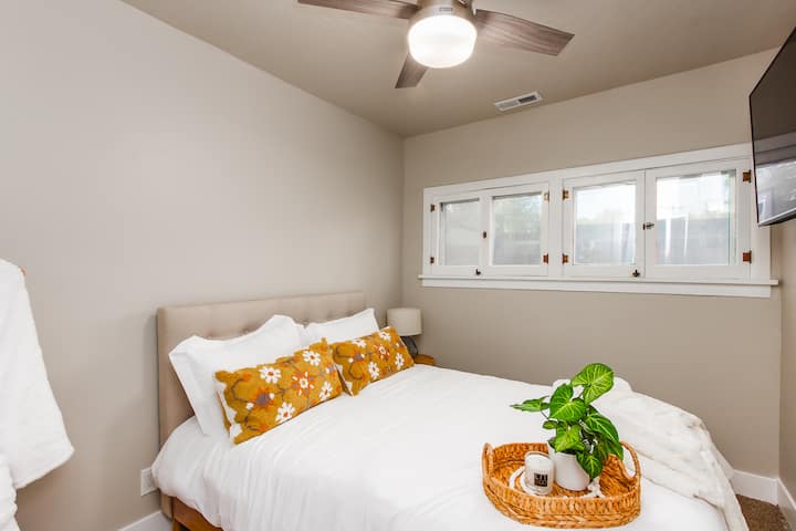 Dormitorio de invitados con cama completa