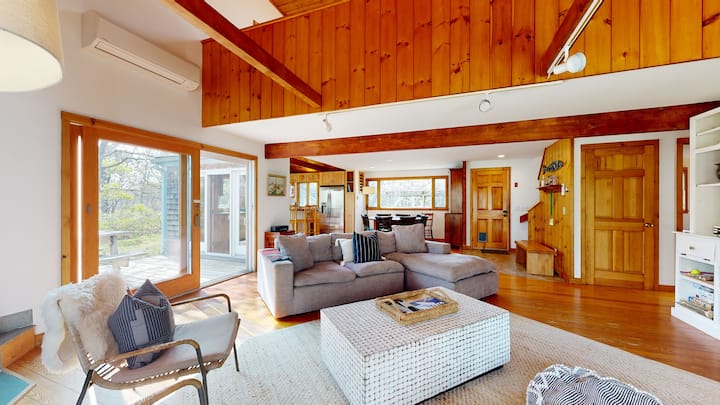 Vineyard Meadow Writer's Cottage With Hot Tub - West Tisbury, MA