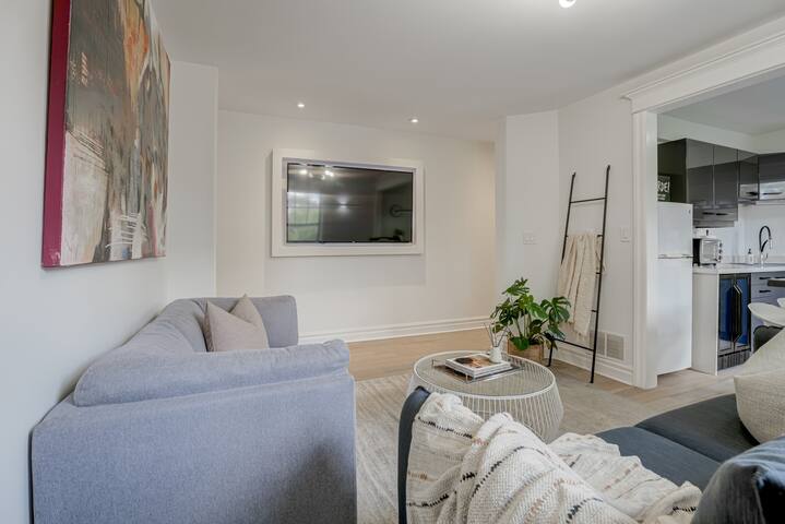 Queen West Chic 3BR Urban Apt. gallery image 5