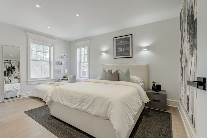 Queen West Chic 3BR Urban Apt.