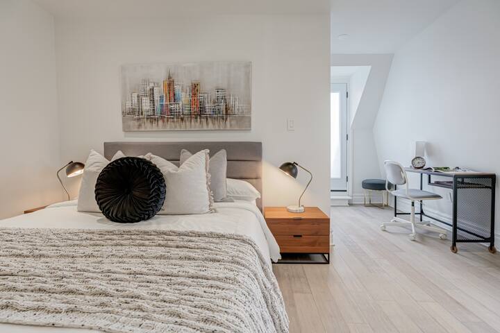 Queen West Chic 3BR Urban Apt. gallery image 2