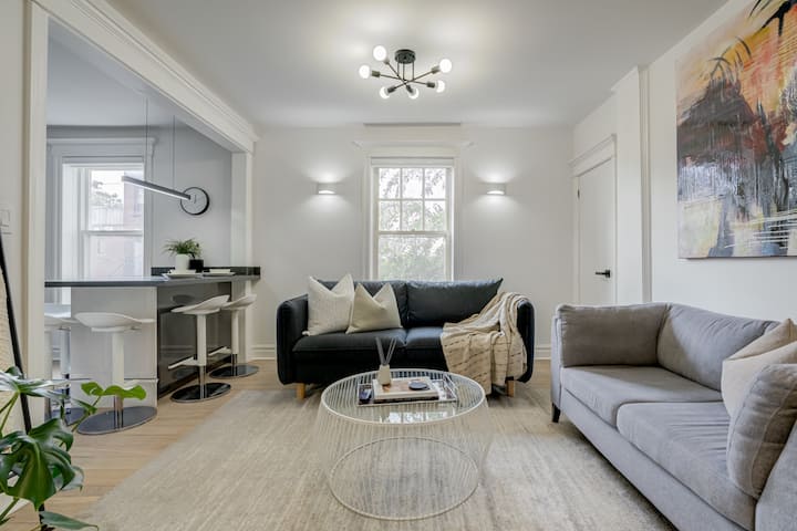 Stylish + Spacious 3br Queen West Apt | Sleeps 13 - Toronto