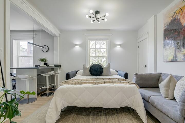 Queen West Chic 3BR Urban Apt. gallery image 4