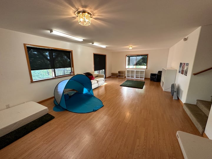 宽敞的额外房间，可供另一对房客入住（全尺寸沙发床）或让小孩入住的好地方。 露台门外是一个小露台和树林。