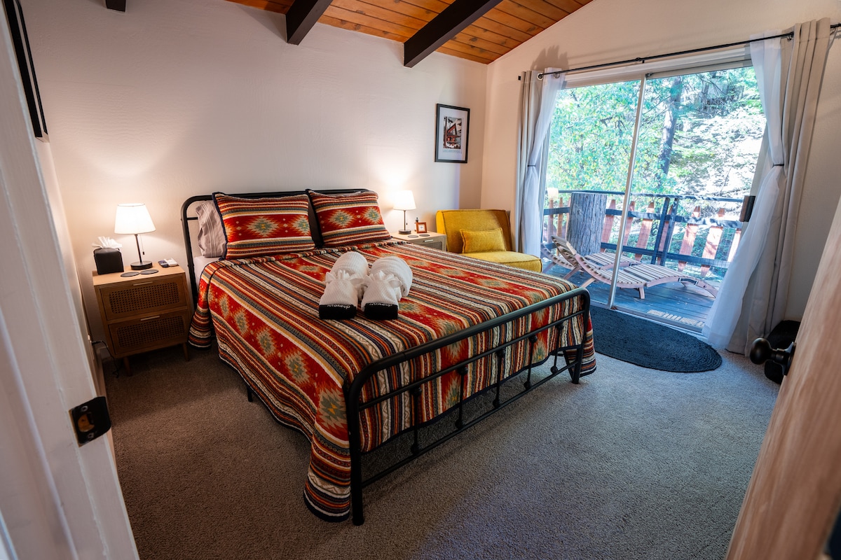 Спалната соба со клима уред вклучува лизгачки стаклени врати кои обезбедуваат поглед на шумата со директен пристап до надворешната задна тераса. Оваа спална соба се наоѓа на третото ниво од дрвената колиба. 