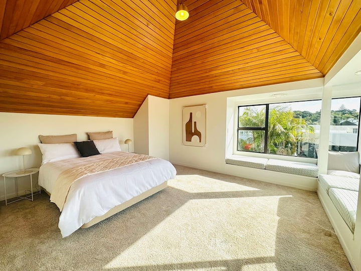 Habitación muy soleada en la planta superior 
Impresionante techo forrado de madera 
Asientos con cama tamaño queen y sofá 