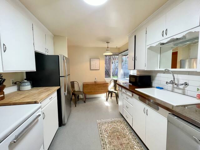 Fremont Nirvana | Chic Townhome Near Bars & Eats gallery image 5