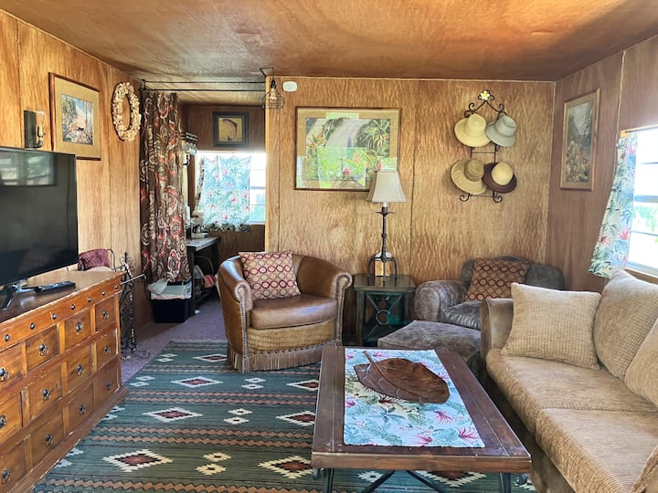 Furahia sehemu hii ya 14' x 28' na starehe ya kifahari kutoka kupiga kambi. 
Nishati ya jua bado haijawekwa. 
Kuna nguvu ya kutosha tu ya kutumia kompyuta mpakato zako na mwangaza wetu mdogo.
Hakikisha una vifaa vingi vya joto kwa ajili ya wakati wa usiku. 