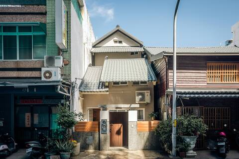 Good room, private house, and three-story Japanese-style sky in a central building.
