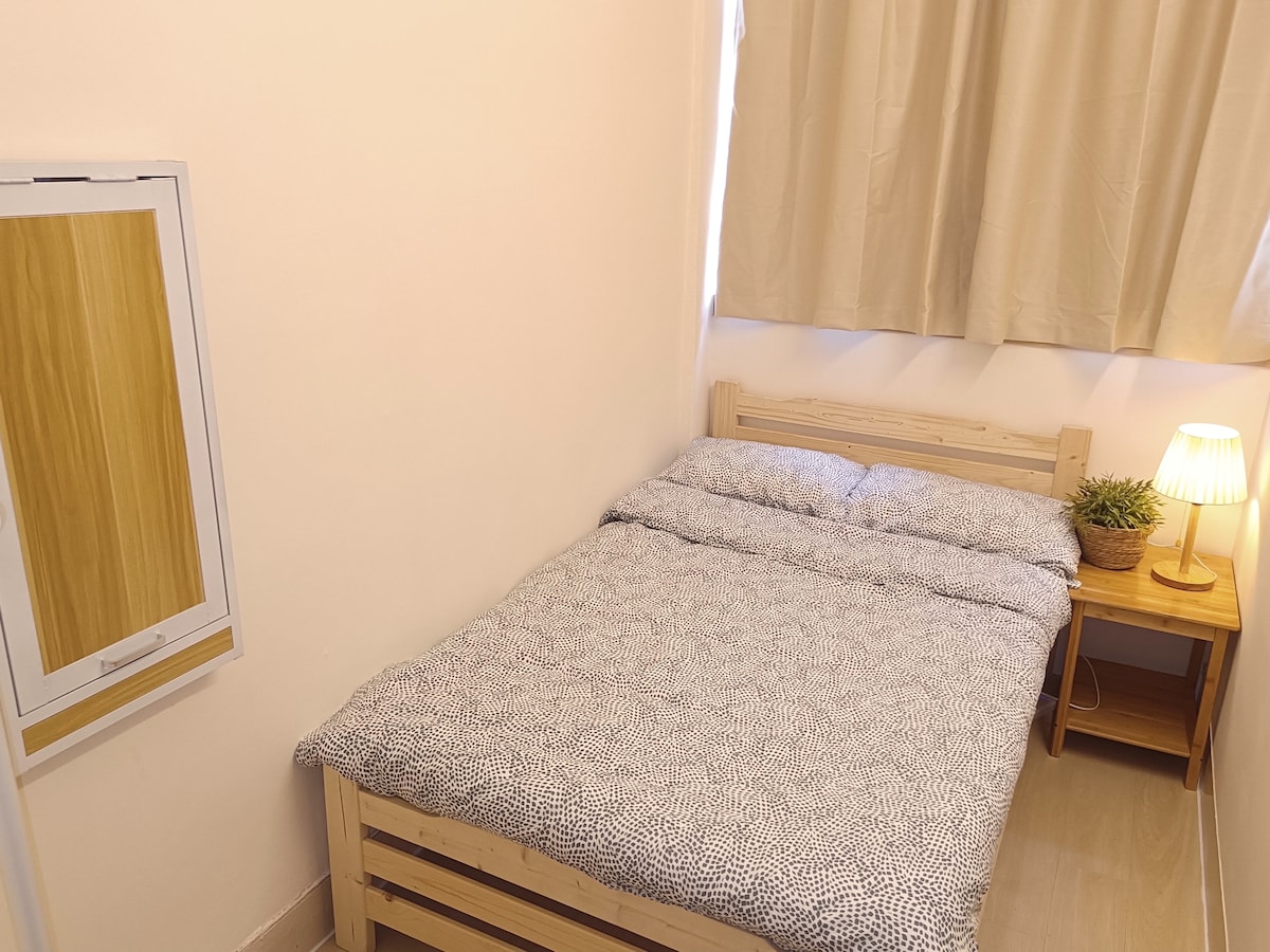 Spálňa 2 s manželskou posteľou a písacím stolom 臥室2 大雙人床和书桌