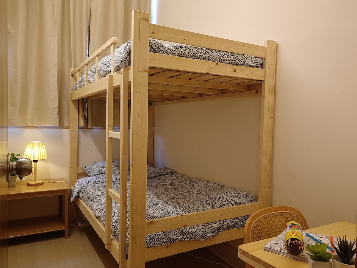 Spálňa 2 Poschodová posteľ + písací stôl Spálňa 3 Jednolôžková vyvýšená posteľ a písací stôl