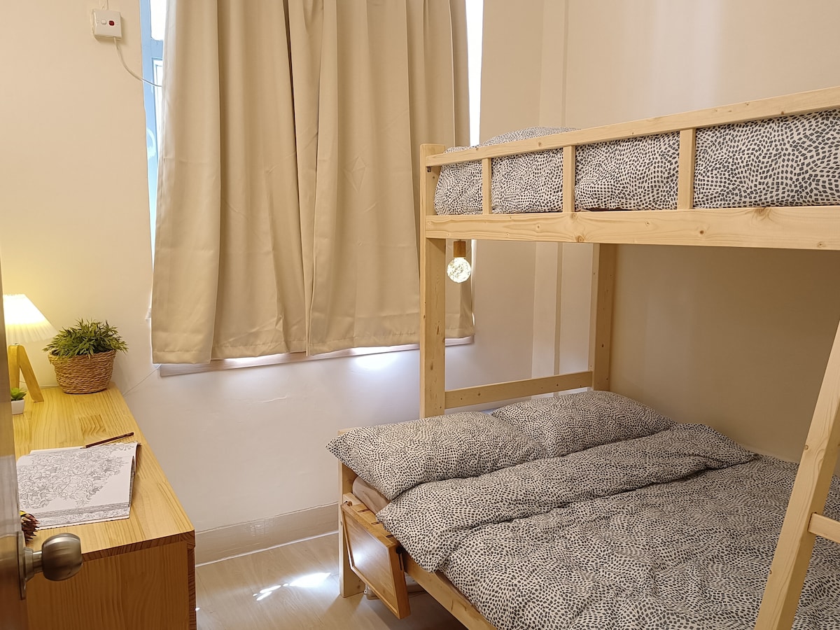 Spálňa 1 manželská posteľ a jednolôžko 1 veľká manželská posteľ a horné jednolôžko