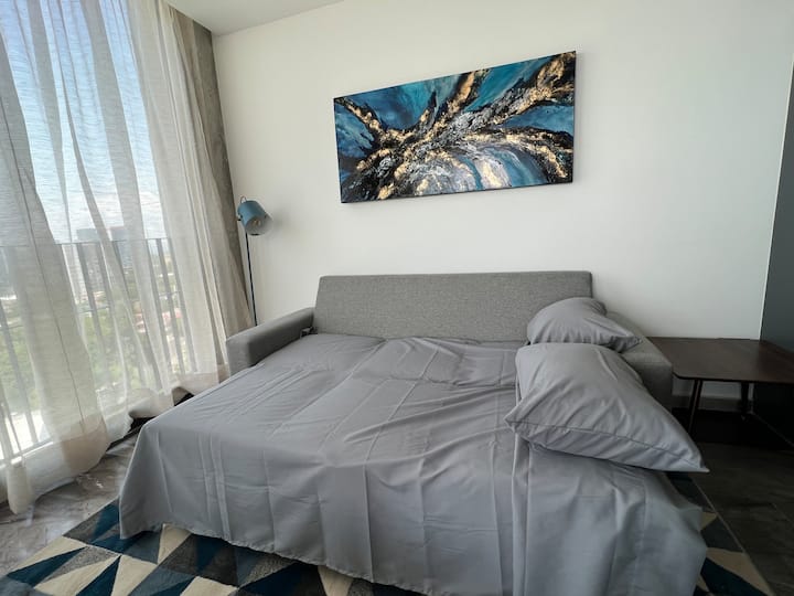 Sofá cama en la sala tamaño matrimonial y muy cómodo. Cuenta con ropa de cama.