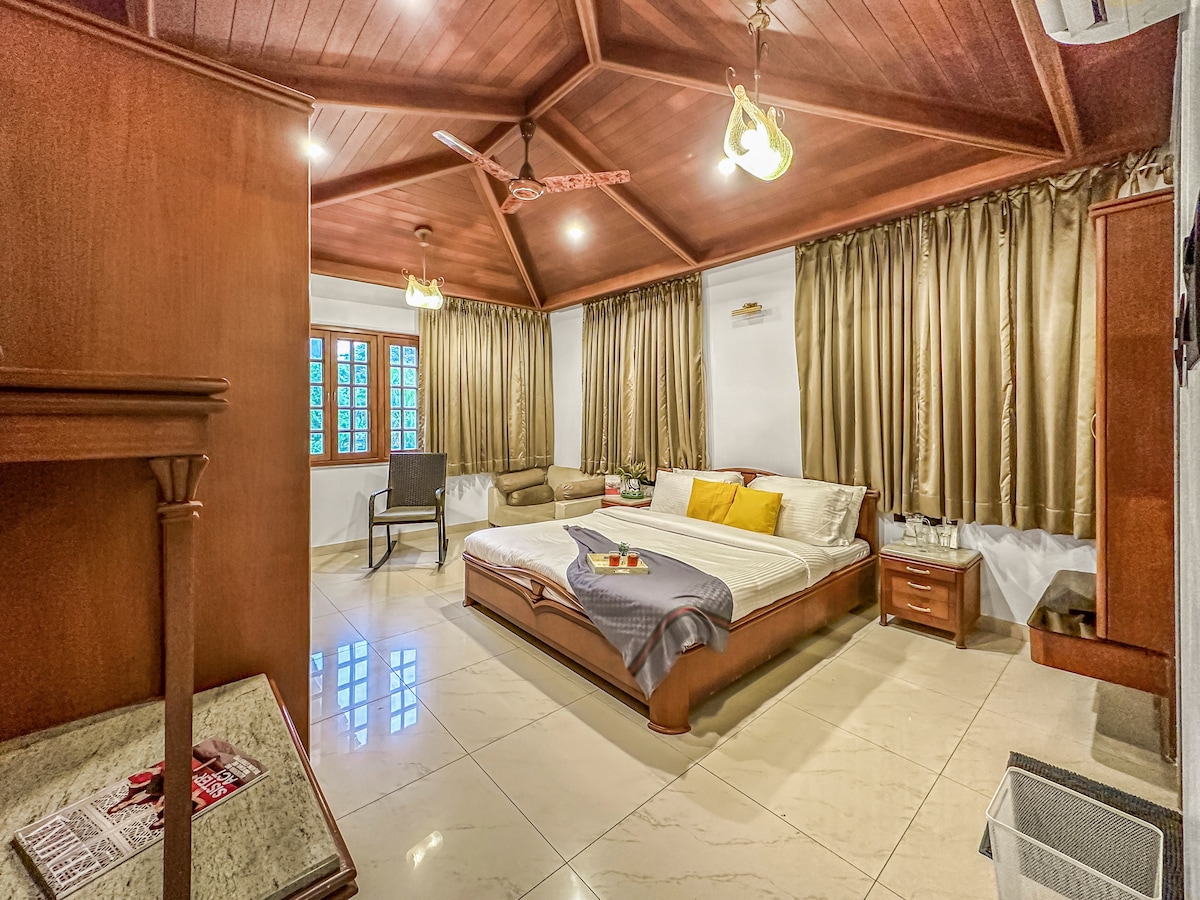 СОБА бр. 2  : прв кат
Спална соба со висок таван и сопствена бања.
Простор за складирање (2 чаши ќе бидат заклучени за гостите)
Каучна
спуштање
Стол за лулање
Странична маса
во стилот на дизајнер