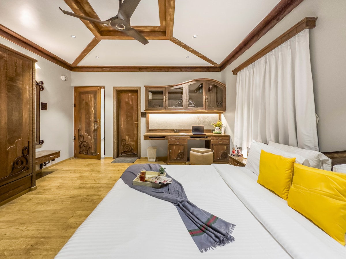 СОБА БР .4
Дизајнерска спална соба со сопствена бања.
Маса за учење 
Соблекувална
Кауч
