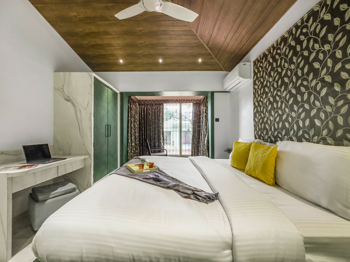 СОБА бр. 3
брачен кревет (широк 150-179 см) со сопствена бања
Шкаф за складирање
Прозорец со поглед кон градината
Маса за учење
странични масички за кревет 