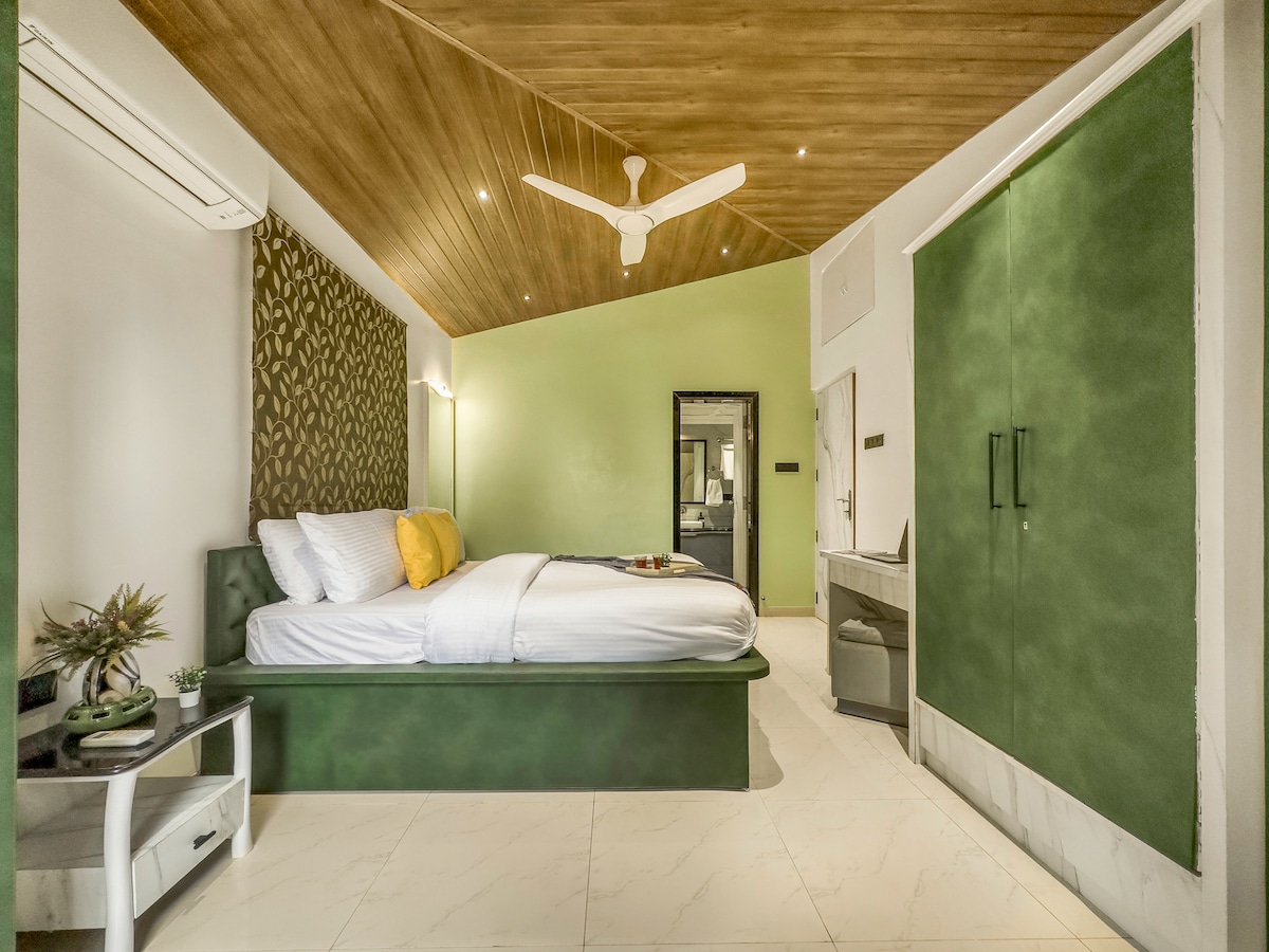 СОБА бр. 3
брачен кревет (широк 150-179 см) со сопствена бања
Шкаф за складирање
Прозорец со поглед кон градината
Маса за учење
странични масички за кревет 