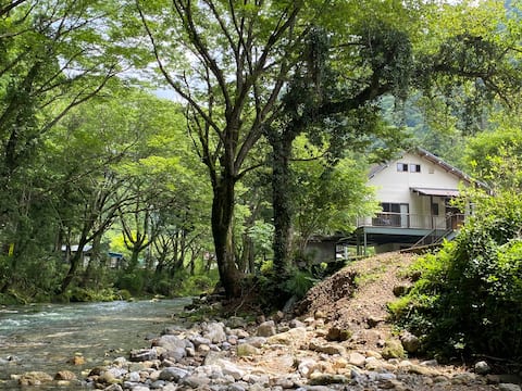 90 minutes from Nagoya. An inn where you can have a BBQ while looking at the clear stream in the sec