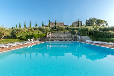 Palazzo Monaci - Pool in the Crete Senesi