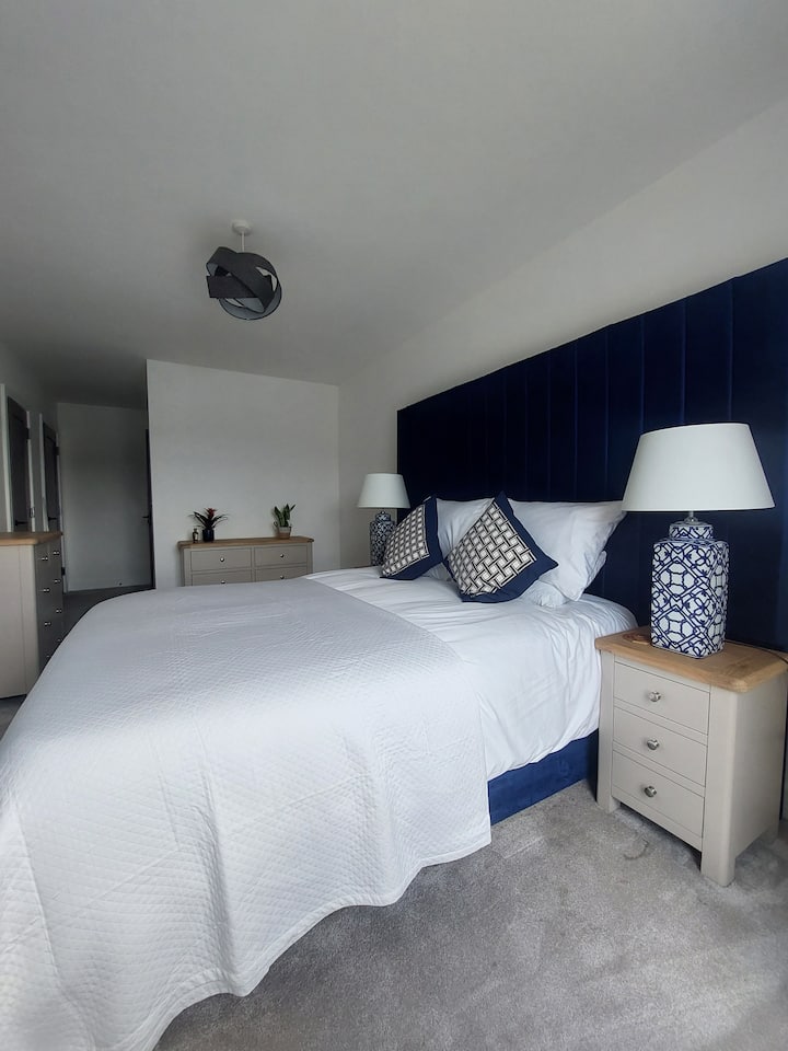 Dhomë gjumi kryesore me banjë brenda suitës