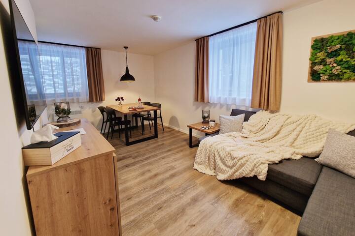 Fleti '30 - sebule iliyo na chumba cha kulia chakula