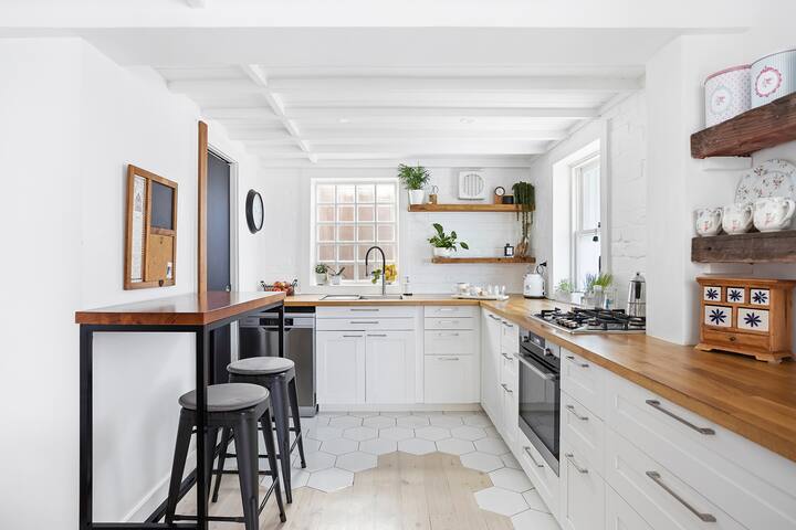 Bondi Beach ‘Garadil’ – 3BR cottage-like apartment gallery image 4