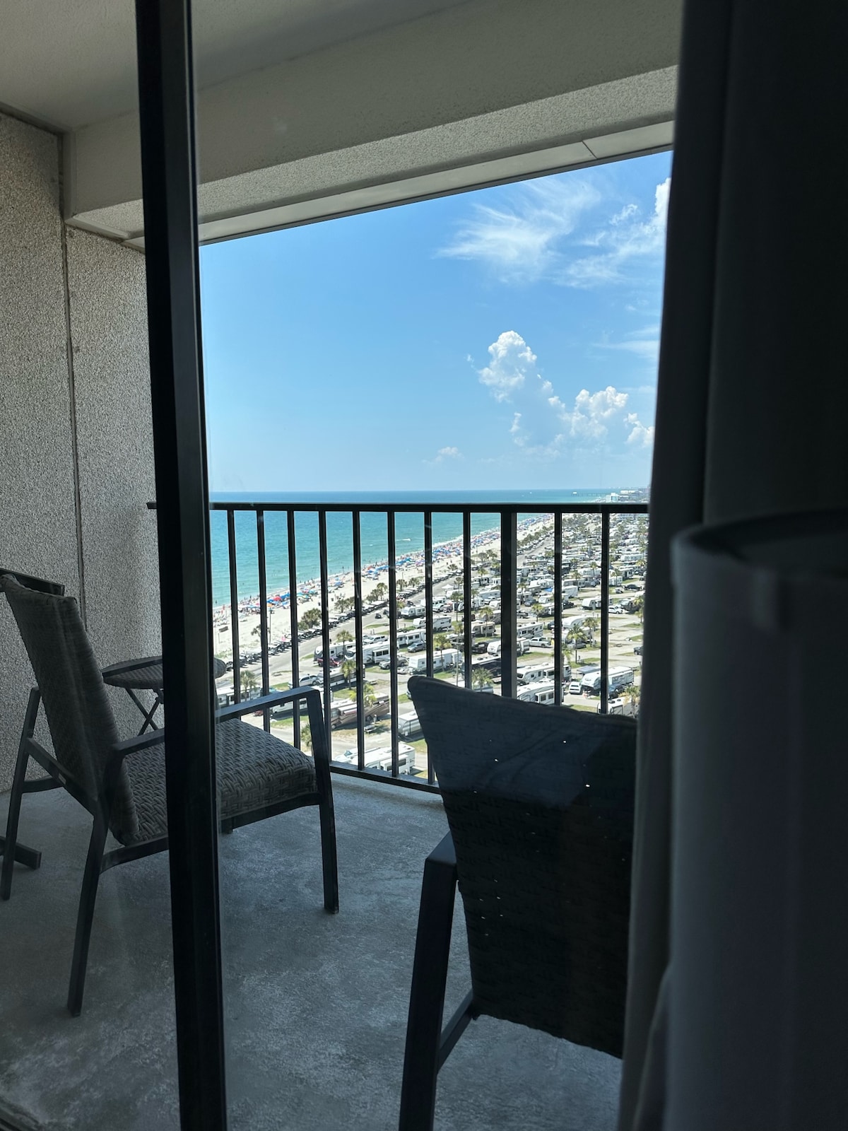 วิวทะเลที่น่าตื่นตาตื่นใจจากเตียงคิงไซส์ในห้องนอนใหญ่