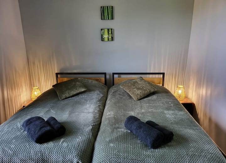 楼上，卧室两张90张床。
舒适的床上用品。