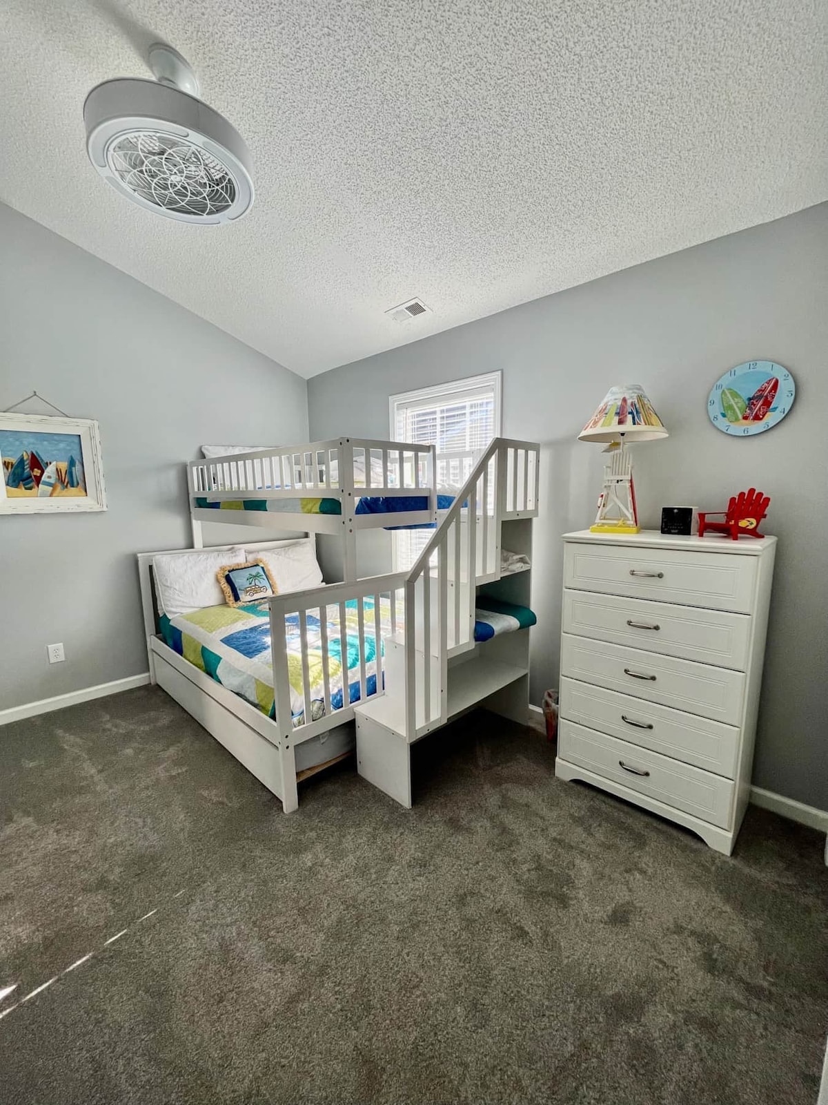 Camas individuales sobre literas completas con cama nido, junto con baño/ducha compartido "Jack & Jill".  