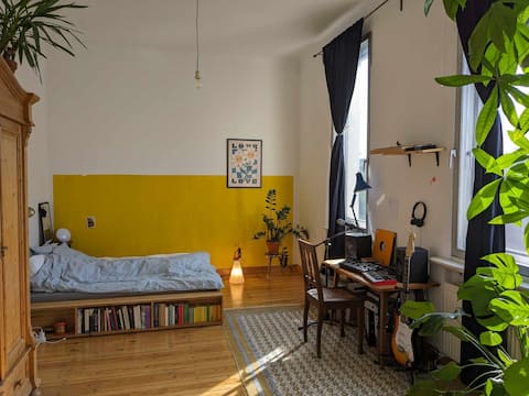 Top Airbnb: Bright old building apartment in Körnerkiez in Neukölln