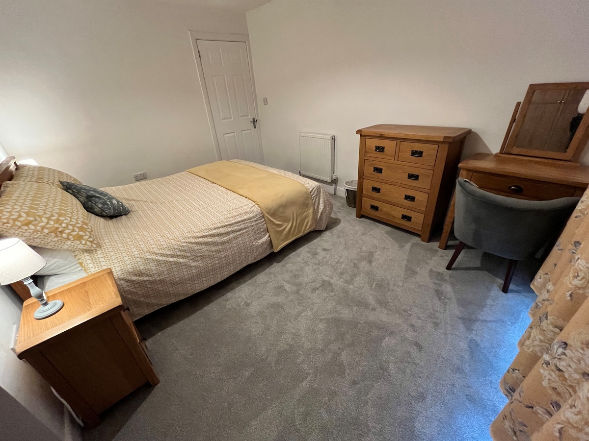 Dormitorio con roble